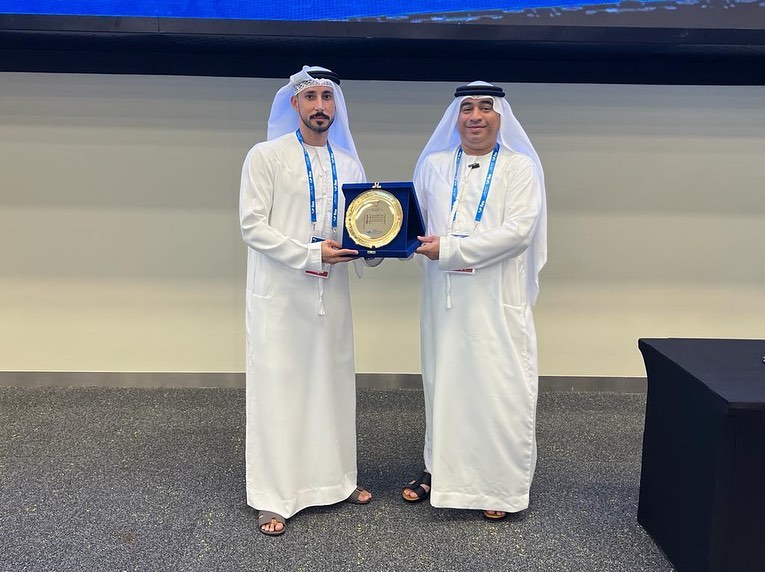 سعادة سلطان السماحي رئيس اتحاد الإمارات للسباحة يكرم سباح المنتخب الوطني السابق محمد جاسم