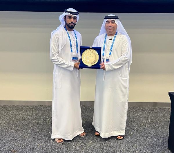 سعادة سلطان السماحي رئيس اتحاد الإمارات للسباحة يكرم سباح المنتخب الوطني السابق العالمي محمد الغافري