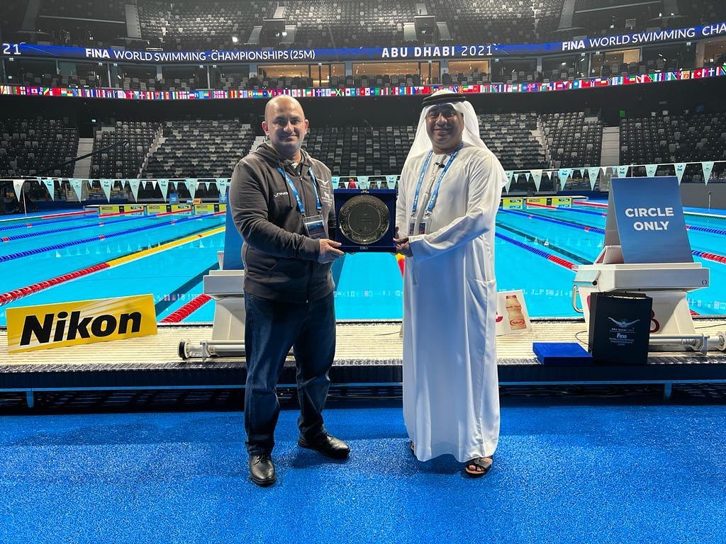 سعادة سلطان السماحي رئيس الاتحاد يكرم الكابتن عمرو بدوي