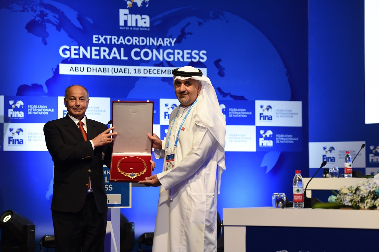 الاتحاد الدولي للسباحة يكرم نهيان بن زايد