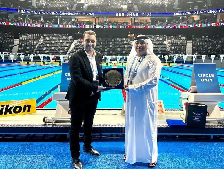 سعادة سلطان السماحي رئيس الاتحاد يكرم الإعلامي محمد أبوإسماعيل