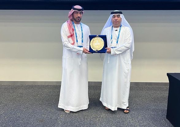 سعادة سلطان السماحي رئيس اتحاد الإمارات للسباحة يكرم سباح المنتخب الوطني السابق مبارك آل بشر