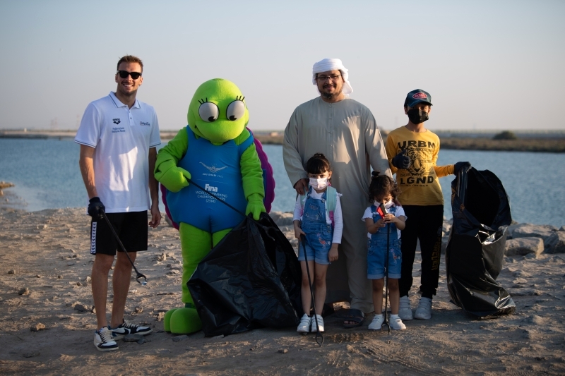 البطل غريغوريو يشارك في تنظيف شاطئ الباهية